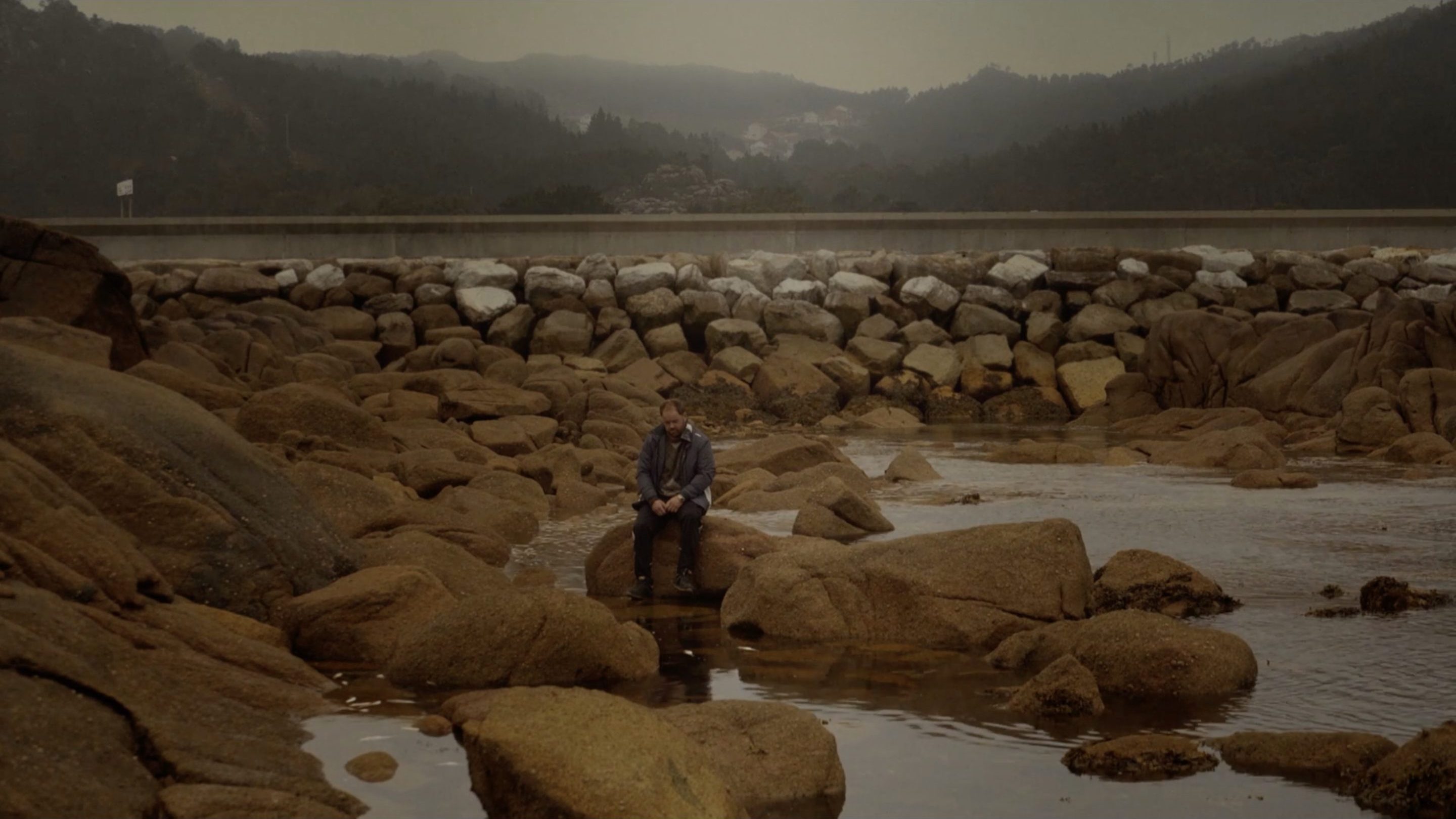 Villageois bloqué en sur la côte en Lúa Vermella