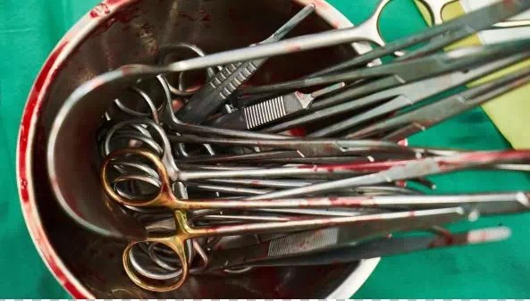 Découpe des cadavres et balade à la morgue avec un médecin&nbsp;légiste