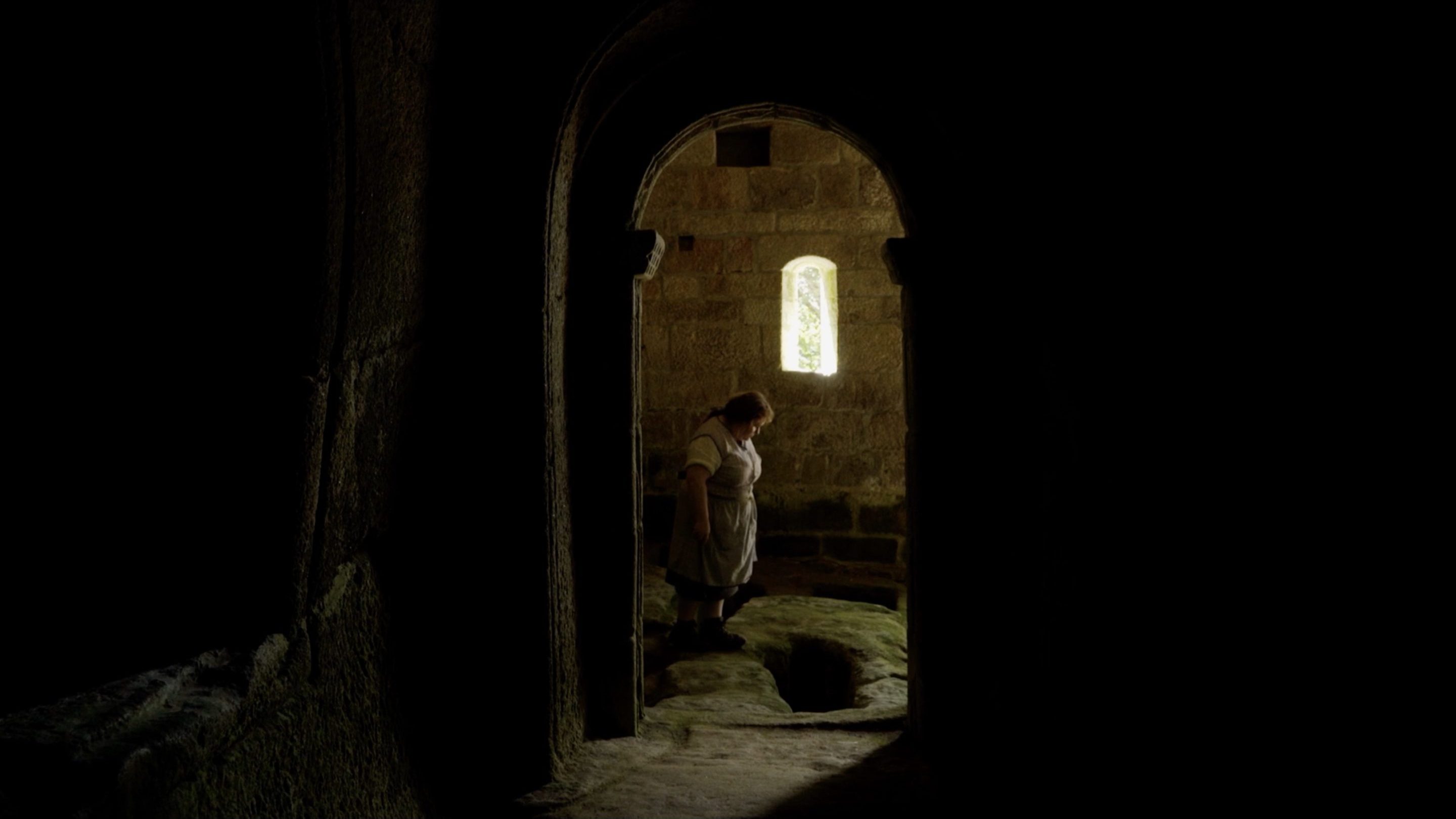 Sorcière en train de préparer un rituel