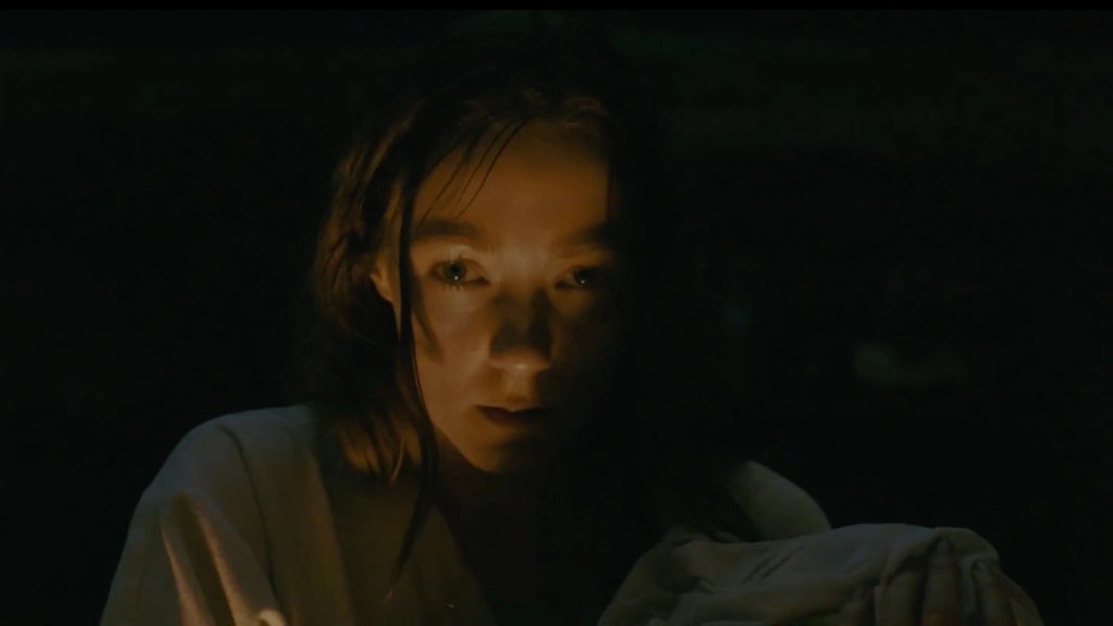 Hagazussa - Albrun se décide de mettre le corps sans vie de sa fille dans sa soupe