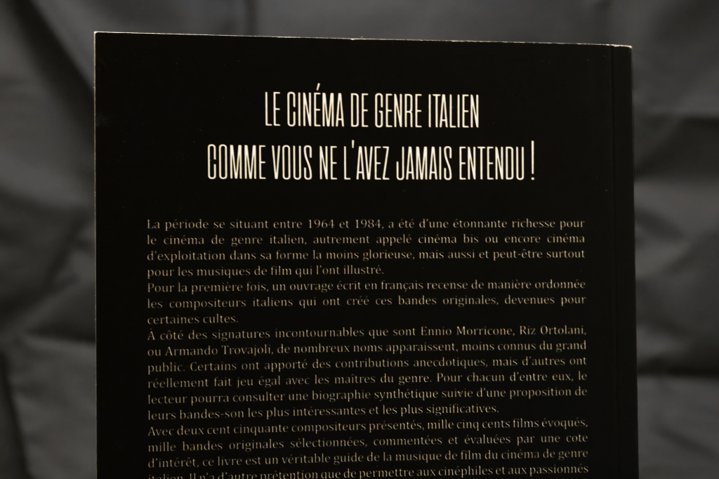 Ceci est une photo de la quatrième de couverture du livre Le cinéma de genre italien comme vous ne l'avez jamais entendu ! de Louis De Ny.