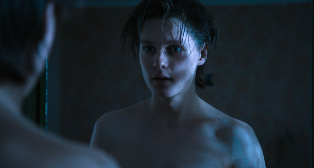 Un jeune homme se regarde dans le reflet d'un miroir, scène importante du film Pojkarna (Girls Lost) réalisé par Alexandra-Therese Keining en 2015