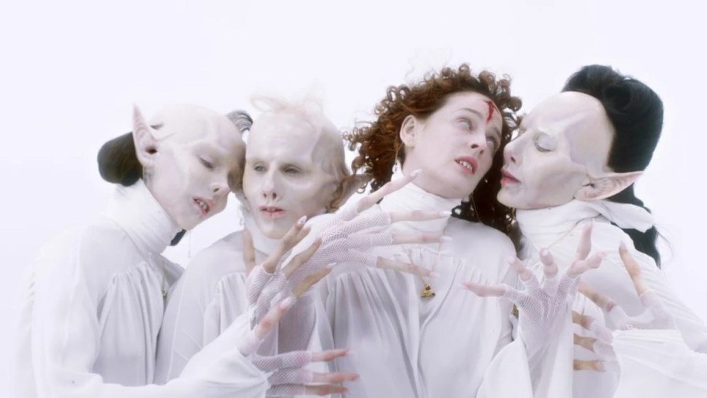 Image des sœurs vampires dans Silencio (2025) d’Eduardo Casanova : Quatre personnages féminins aux traits exagérés et pâles, vêtus de blanc, dans une pose mystérieuse et synchronisée.