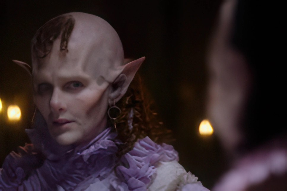 Image du film Silencio (2025) d’Eduardo Casanova : Personnage androgyne aux traits exagérés, vêtu de violet, avec des cornes et des boucles d’oreilles, dans une ambiance sombre et mystérieuse.