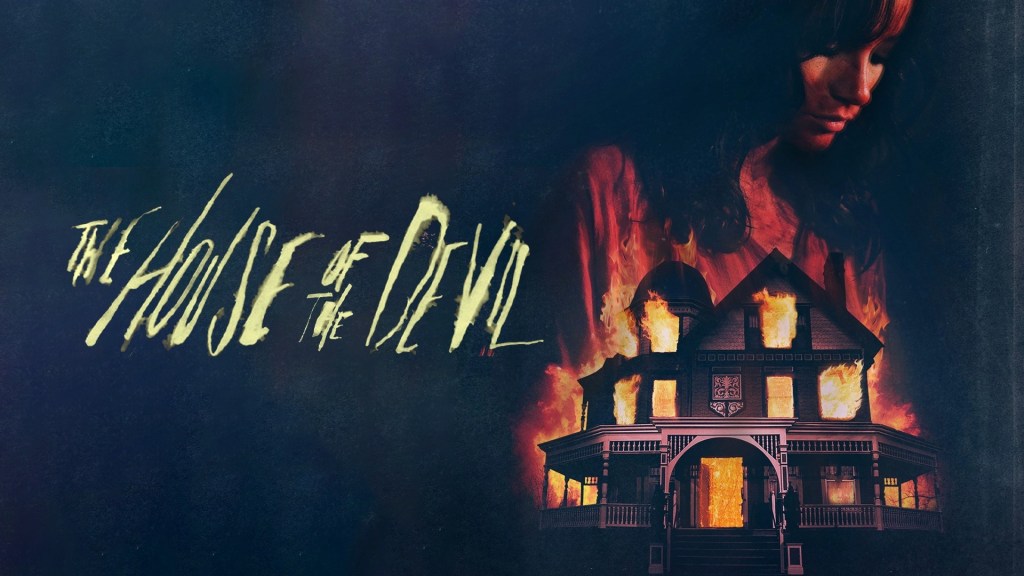 Affiche de The House of the Devil. Samantha apparaît dans l’ombre derrière une grande maison en feu, avec une ambiance sombre et angoissante.
