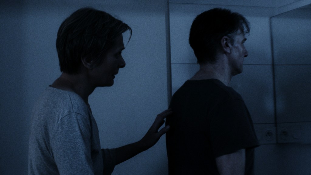 Gabriel (Christophe Jasinski) sous l'effet de la lampe, possédé par sa dépression, dans Tenebrae Salis