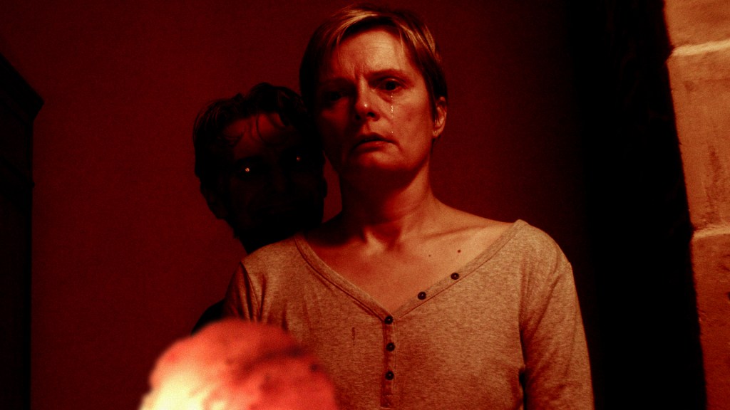 Elen (Natalie Gilbert) face à Gabriel devenu menaçant dans Tenebrae Salis