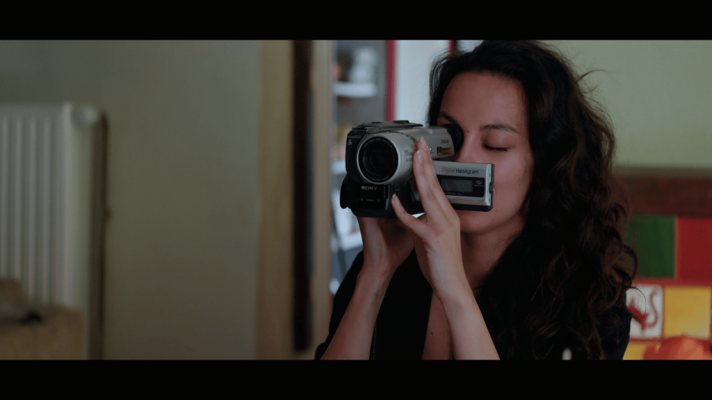 Nadia (Mélissa Brun) filme avec un vieux camescope dans Nightfall de Hugo König