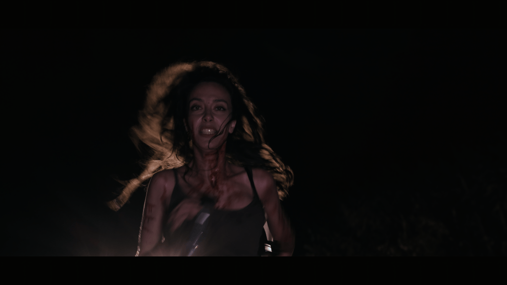 Nadia (Mélissa Brun) fuit en pleine nuit les créatures de Nightfall de Hugo König