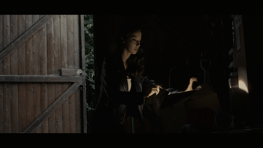 Nadia (Mélissa Brun) dans une pièce sombre de la maison familiale dans Nightfall de Hugo König
